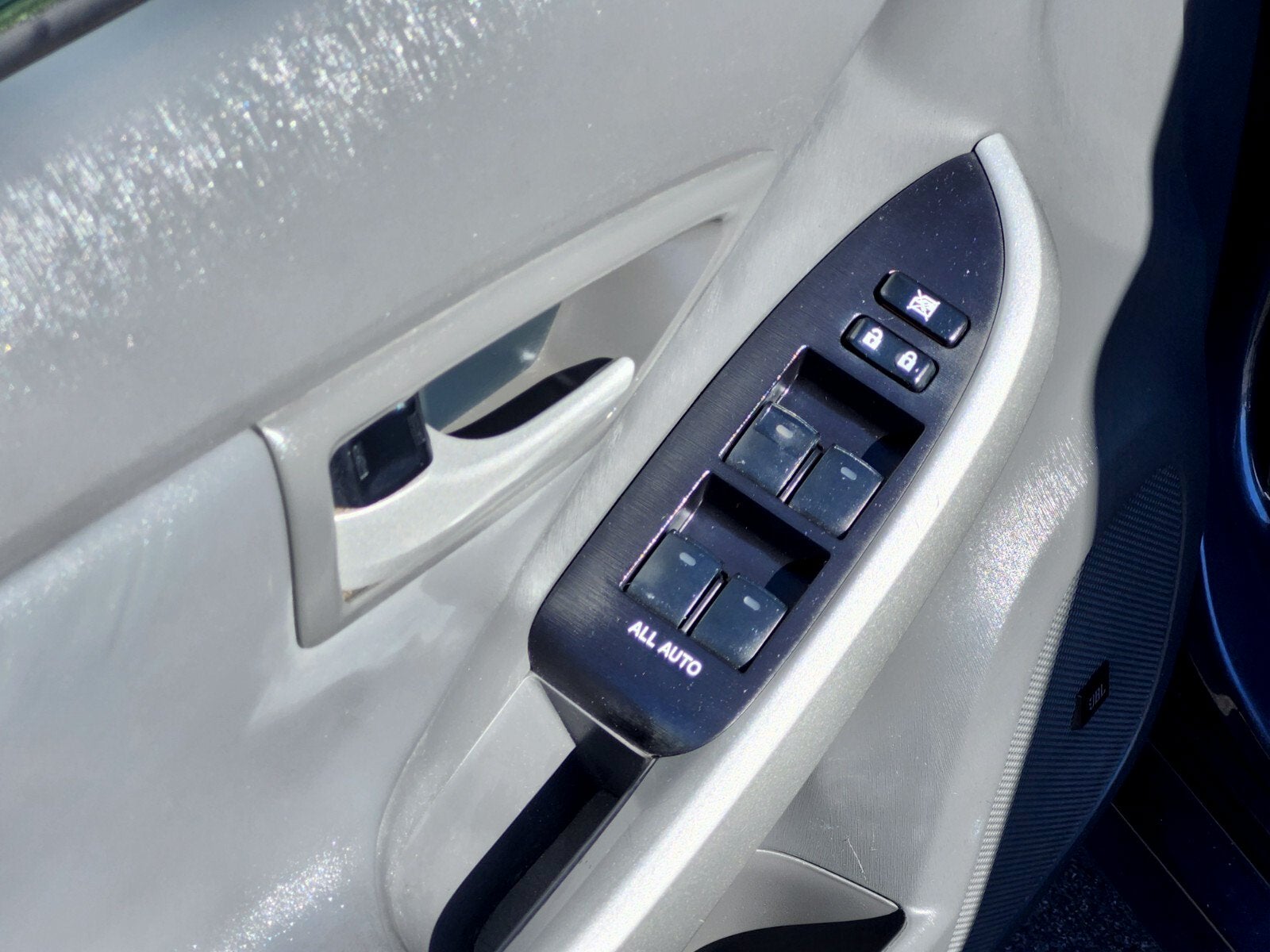 2010 Toyota Prius IV Solar Roof Package