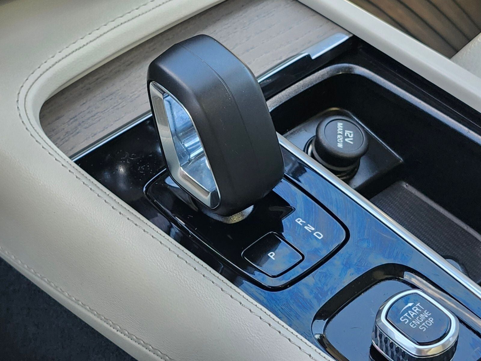 2025 Volvo XC90 Plug-In Hybrid T8 Plus 6 Passenger